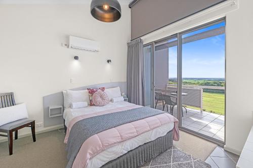 une chambre avec un lit et un balcon dans l'établissement Luxurious 2-Bedroom Spa Apartment with Ocean Views, à Kronkup