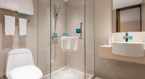 a bathroom with a toilet and a sink at City Comfort Inn Liuzhou Beique Road Huang Village in Liuzhou