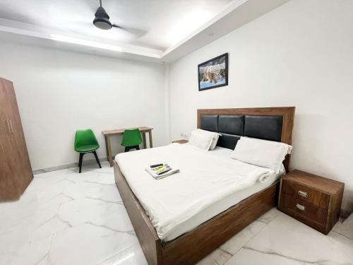 Postel nebo postele na pokoji v ubytování Kerala Home Stay - Walk From Nizamuddin Railway Station