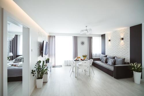 een woonkamer met een bank en een tafel bij Silver Apart Rzeszów in Rzeszów