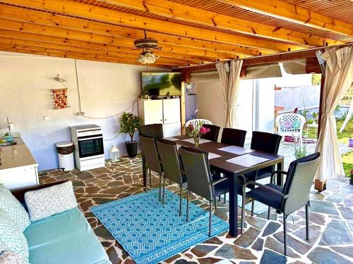 a kitchen and dining room with a table and chairs at BLUE HOUSE in Karianí