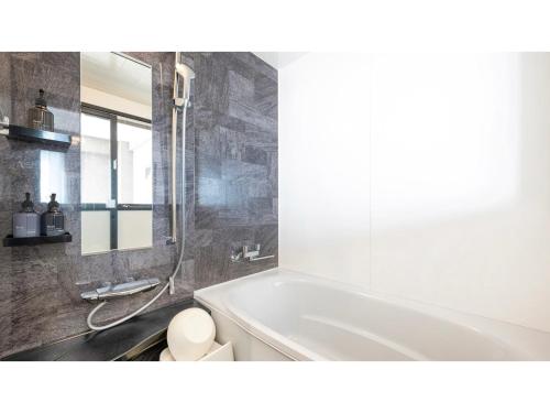 y baño con bañera, aseo y espejo. en LACER OKINAWA NAHA Tomarifutou - Vacation STAY 96911v, en Naha