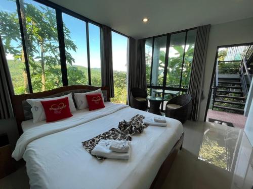 Postel nebo postele na pokoji v ubytování The Kiriwong Valley Villas & Restaurant เดอะคีรีวง วัลเลย์ วิลล่า แอนด์ เรสเตอรองท์