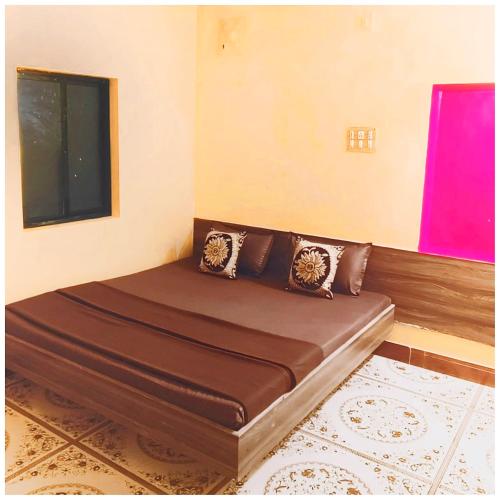 德瓦尔卡Hotel Yuvraj AC OR NON AC BOTH ROOM Dwarka Gujrat的红色窗户的房间里一张床位