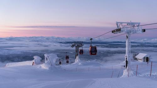 a ski lift on top of a snow covered mountain at NEW Scenic Family Stay in Tegefjäll Hike & Relax in Åre