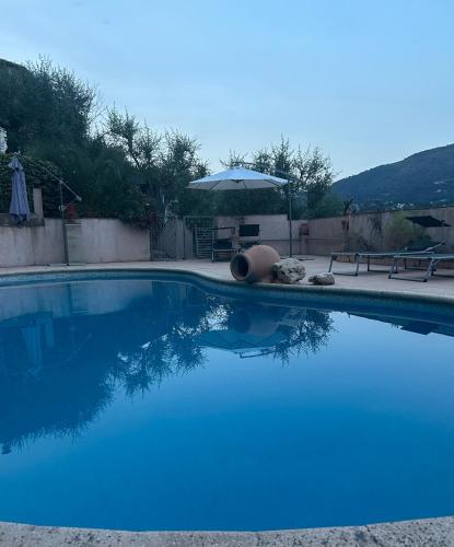 Chalet dans oliveraie à 20 min de la célèbre Promenade des Anglais Nice