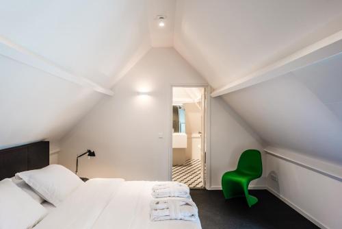 מיטה או מיטות בחדר ב-Het Witte Kasteel