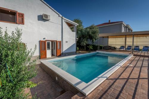 Nice apartment with private heated pool in Villa Lahor
