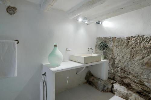 ペニスコラにあるLa Casita de la Playaの白いバスルーム(洗面台、花瓶付)