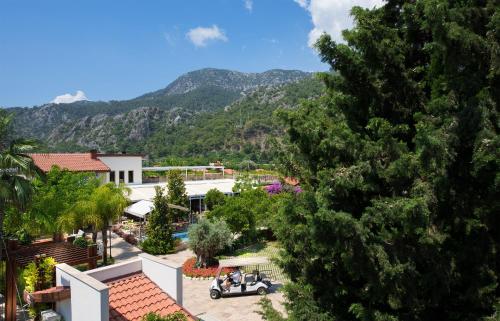 Vista generica sulle montagne o vista sulle montagne dall'interno del resort