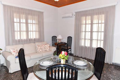 Гостиная зона в Valira Garden Retreat Near Ancient Messene