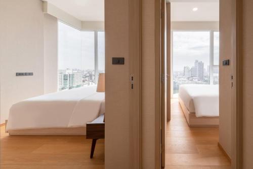 Кровать или кровати в номере Wyndham Garden Bangkok Sukhumvit 42