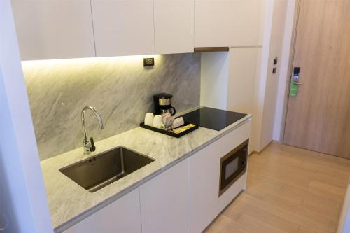 Кухня или мини-кухня в Wyndham Garden Bangkok Sukhumvit 42
