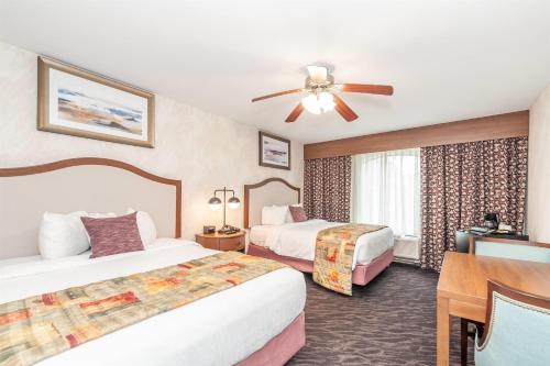 Ένα ή περισσότερα κρεβάτια σε δωμάτιο στο Bellissimo Hotel, Trademark by Wyndham Near Foxwoods Casino