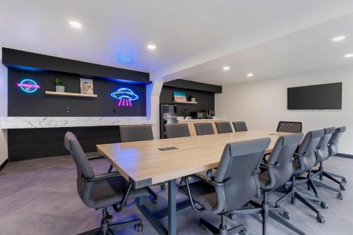 a conference room with a long table and chairs at Heights House Hotel - Houston Heights Downtown, an Ascend Collection Hotel in Houston