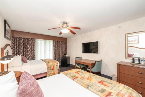 Ένα ή περισσότερα κρεβάτια σε δωμάτιο στο Bellissimo Hotel, Trademark by Wyndham Near Foxwoods Casino