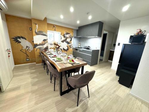 ein Esszimmer mit Tisch und eine Küche in der Unterkunft K square 400 in Nagoya