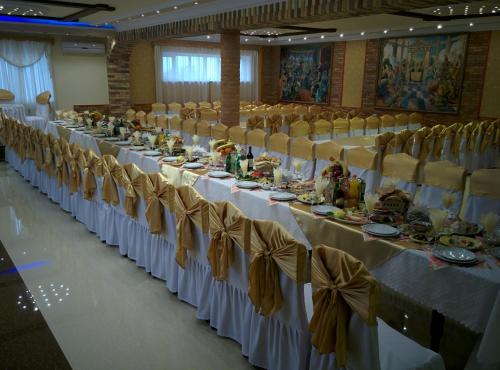 Un restaurante u otro lugar para comer en Erazank Hotel