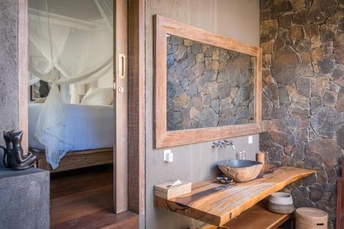 Koupelna v ubytování Flow - Temple of Health - Ayurvedic Cafe, Steam Room & Ice Plunge Gili Air
