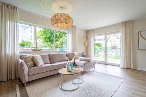 a living room with a couch and a table at Ferienhaus Strandnest in Ahlbeck