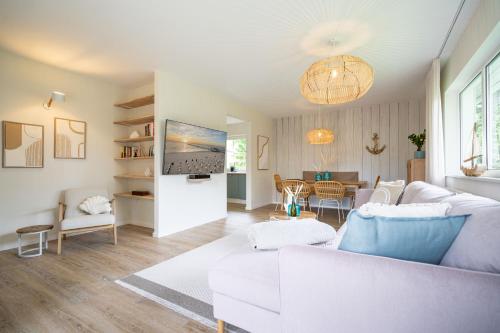 a living room with a white couch and a table at Ferienhaus Strandnest in Ahlbeck