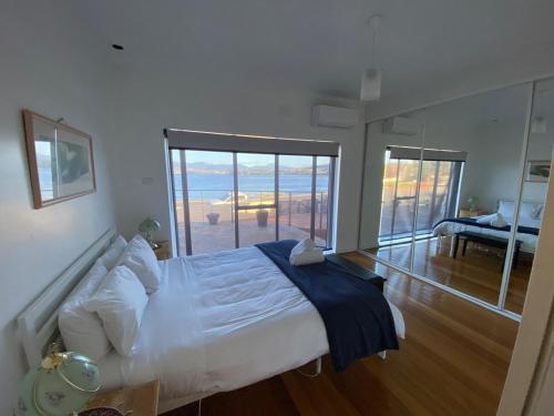 Una cama o camas en una habitación de Beachfront House near Hobart