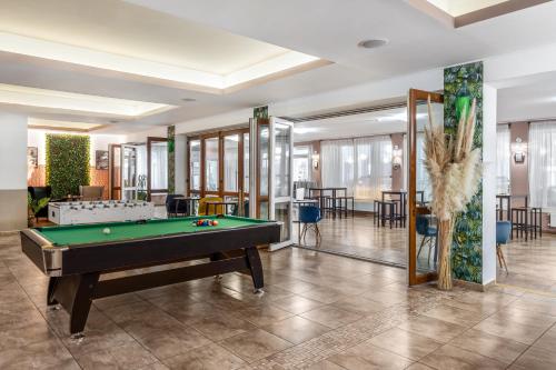 a billiard room with a pool table in it at Thermal Park Hotel Egerszalók in Egerszalók