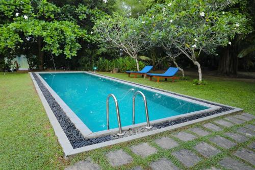Piscine de l'établissement PJ's ou située à proximité