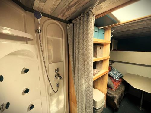 Phòng tắm tại Bristol Adventure Riverside Campervan !