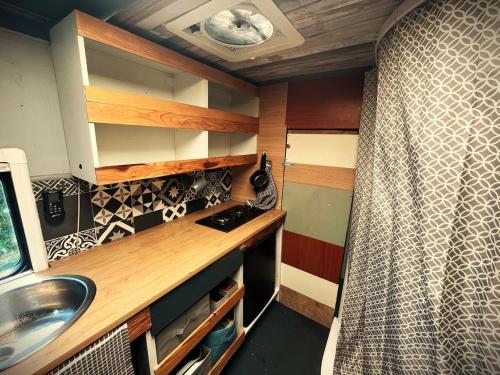 Nhà bếp/bếp nhỏ tại Bristol Adventure Riverside Campervan !