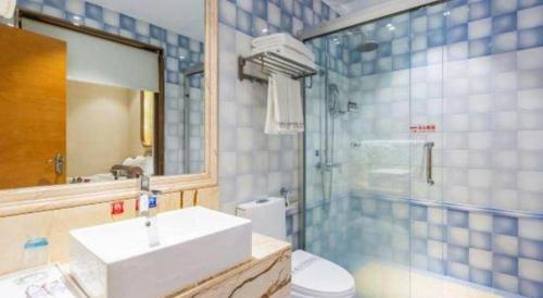 a bathroom with a sink and a shower and a toilet at James Joyce Coffetel· Foshan Dali Guangfo Zhicheng Store in Foshan