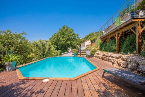 - une piscine sur une terrasse en bois dans l'établissement Villa Les Brés, à Bauduen