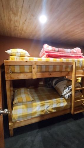 Postel nebo postele na pokoji v ubytování Naggar Studio- 3BHK Homestay by Homeyhuts
