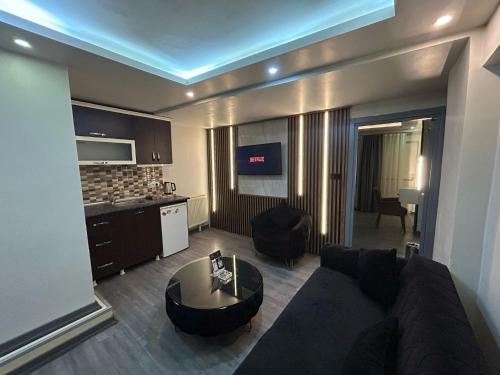 Kuchyň nebo kuchyňský kout v ubytování SARA SUİT HOTEL