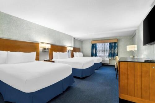 贝克斯菲尔德Hiltop Hotel的相册照片