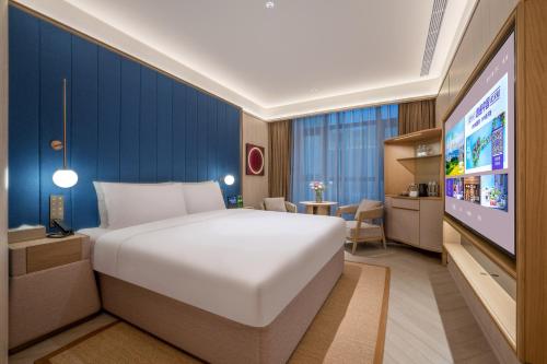 Uma cama ou camas num quarto em Jingdong Headquarters Crystal Orange Hotel, Yizhuang, Beijing