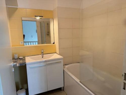 Koupelna v ubytování Maison Ti Corail avec Piscine