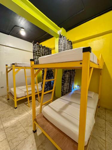 Кровать или кровати в номере Cheese Hostel Manila