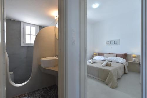 パリキアにあるVagia Calm Houseのベッドルーム1室(ベッド1台付)、バスルーム(シンク付)