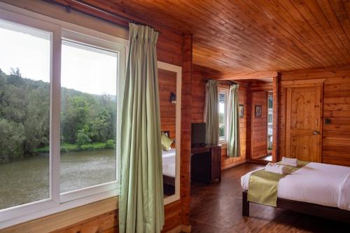 Postel nebo postele na pokoji v ubytování Stone Wood Riverfront Resort, Siolim
