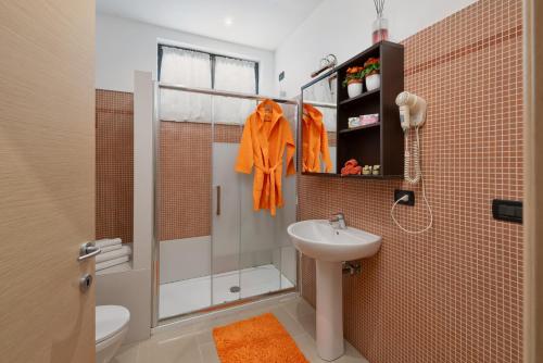 a bathroom with a shower and a sink at Il Torchio di Alchieri Moreno e C SAS in Pizzighettone