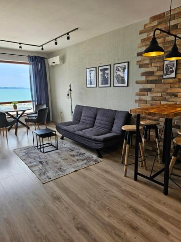 Χώρος καθιστικού στο Comfy Flat Sea View & Strong Wi-Fi