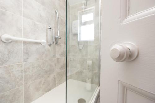 Koupelna v ubytování Spacious Cardiff Home with Garden and Wifi!