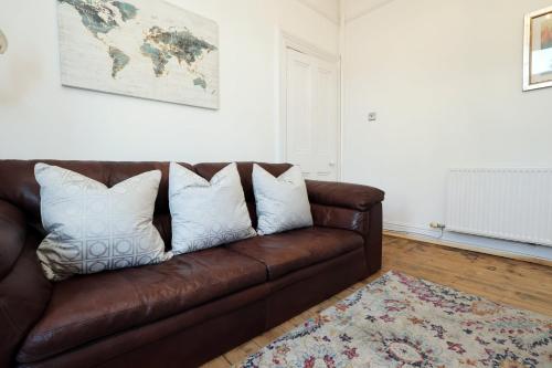 Posezení v ubytování Spacious Cardiff Home with Garden and Wifi!