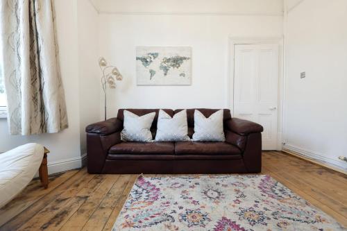 Posezení v ubytování Spacious Cardiff Home with Garden and Wifi!