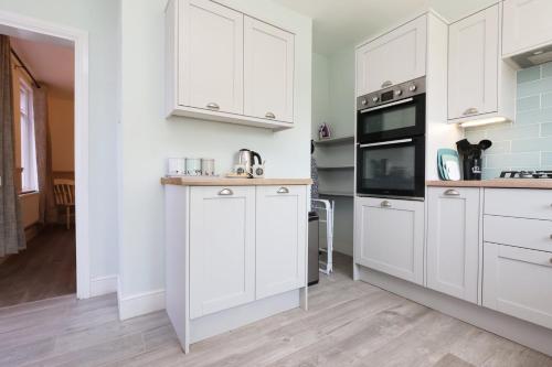 Kuchyň nebo kuchyňský kout v ubytování Spacious Cardiff Home with Garden and Wifi!