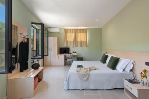 a bedroom with a large white bed in a room at Il Torchio di Alchieri Moreno e C SAS in Pizzighettone