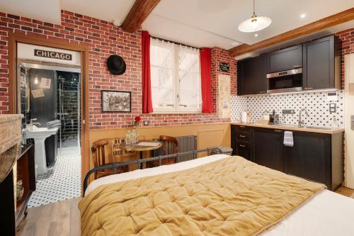 Cet appartement comprend une chambre avec un lit et une cuisine avec un comptoir. dans l'établissement La Planque d'Al Capone, à Nancy