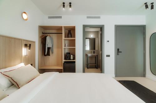 En eller flere senge i et værelse på Design Suites by Olala Homes