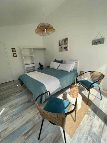 Postel nebo postele na pokoji v ubytování A l'ombre des oliviers